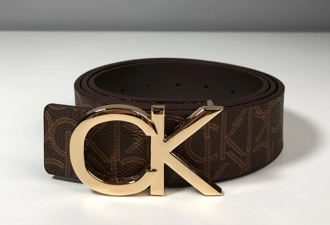 Jak stylizować pasek Calvin Klein, aby odmienić swój look?