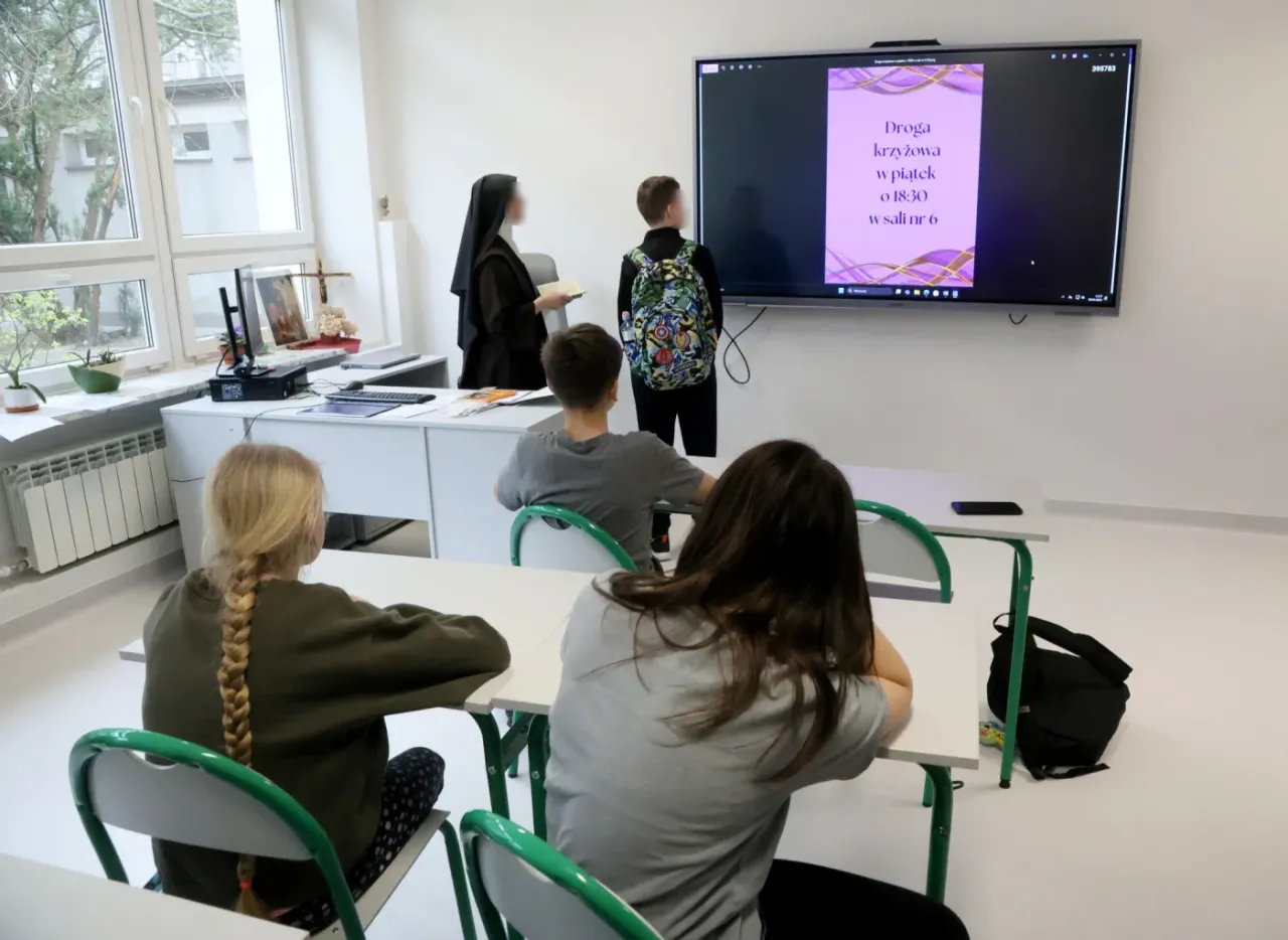 Czy religia liczy się do średniej? Fakty o ocenach w szkole