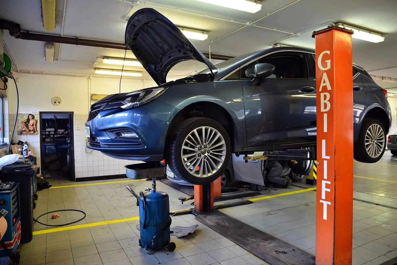 Wymiana oleju w samochodzie - Ile kosztuje i jak wybrać warsztat?