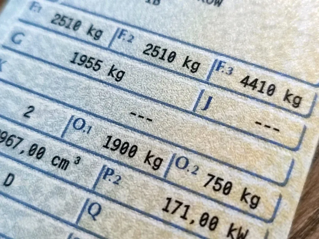Jakie mandaty grożą za przekroczenie DMC przyczepy w Polsce?