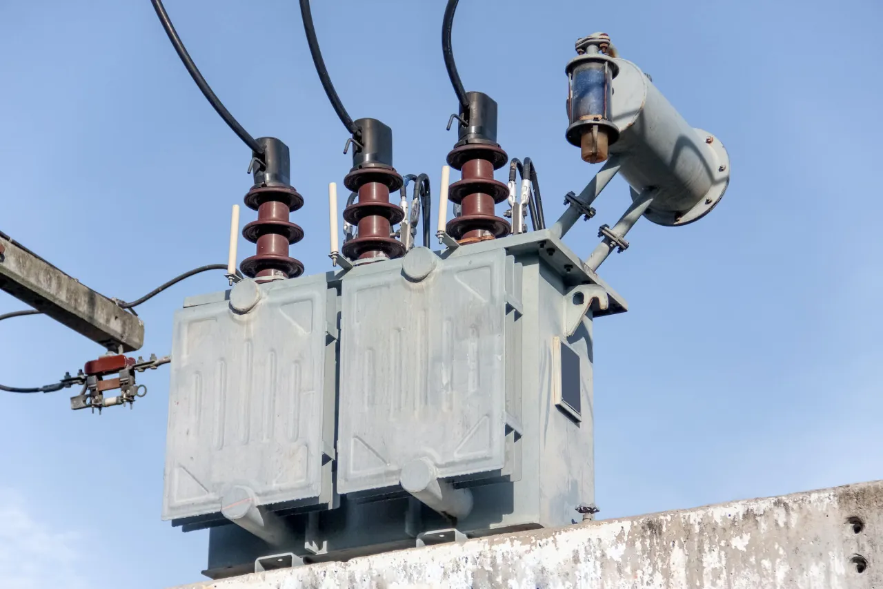 Jak doprowadzić prąd do działki - uniknij kosztownych błędów