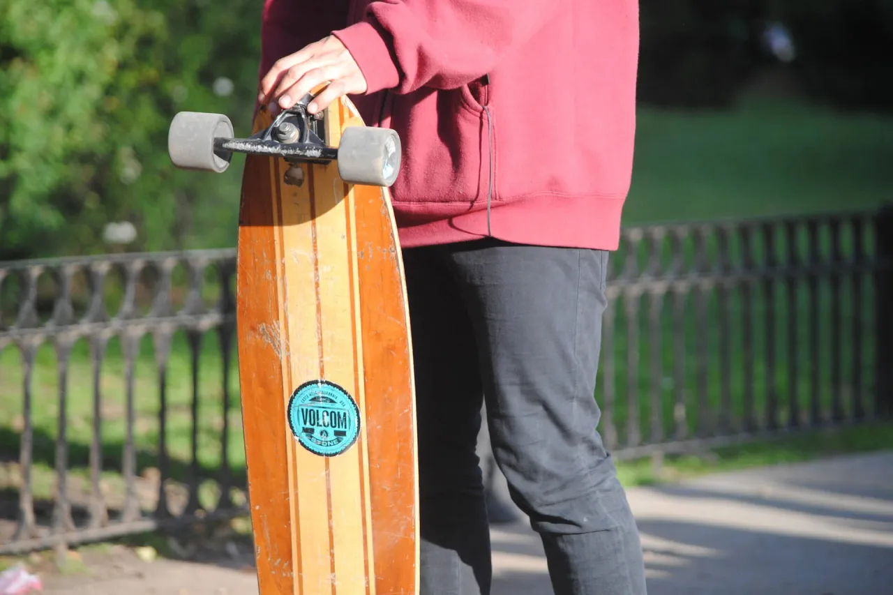 Co lepsze: longboard czy deskorolka? Porównanie dla początkujących