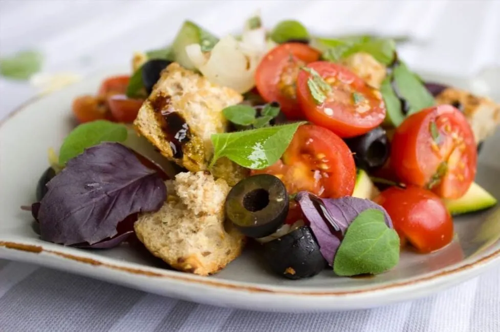 Jak uratować przesoloną sałatkę? Skuteczne metody na ratunek