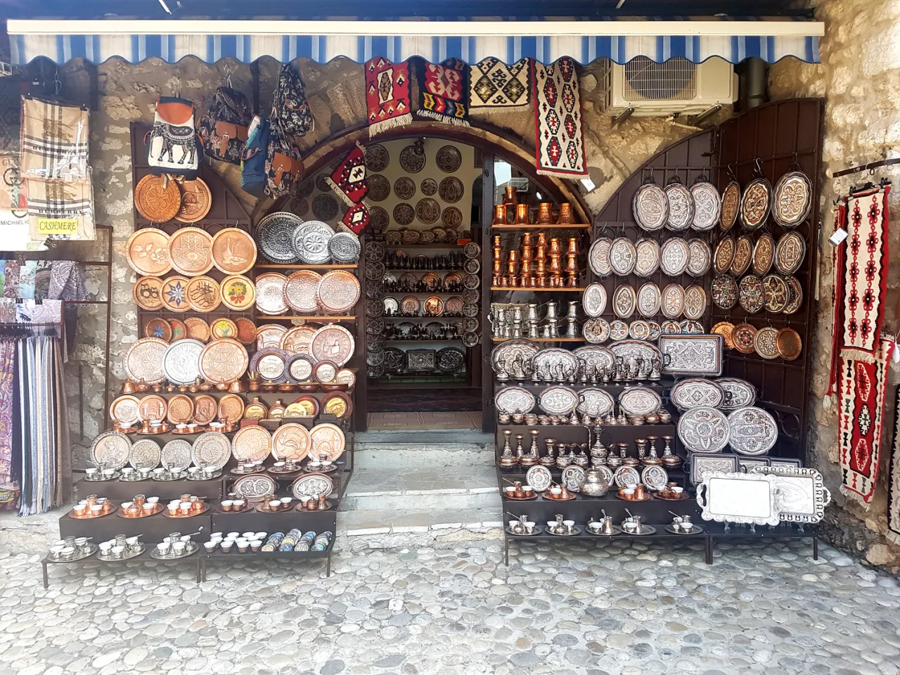 Co warto kupić w Mostarze? Odkryj unikalne pamiątki i lokalne skarby