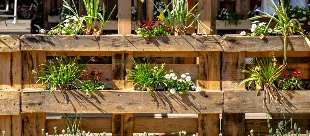 Jak zrobić kwietnik z palet - proste kroki, które zaoszczędzą czas