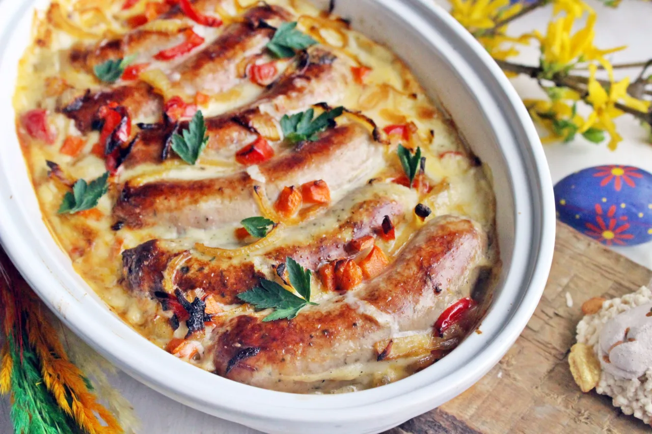 Szybki przepis na kiełbasę w sosie własnym, który zachwyci Twoich bliskich