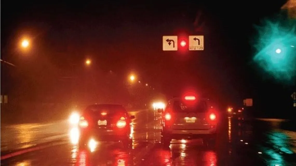 Jak widzi astygmatyk? Zobacz rozmazany świat i światła nocą