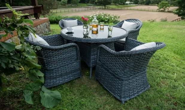 Kiedy siać trawę? Optymalne terminy i sekrety pięknego trawnika