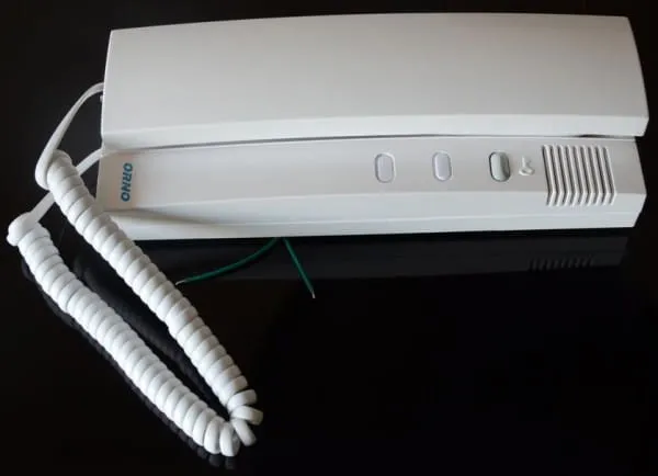 Jak podłączyć domofon Orno OR-AD-5002 - proste kroki i porady