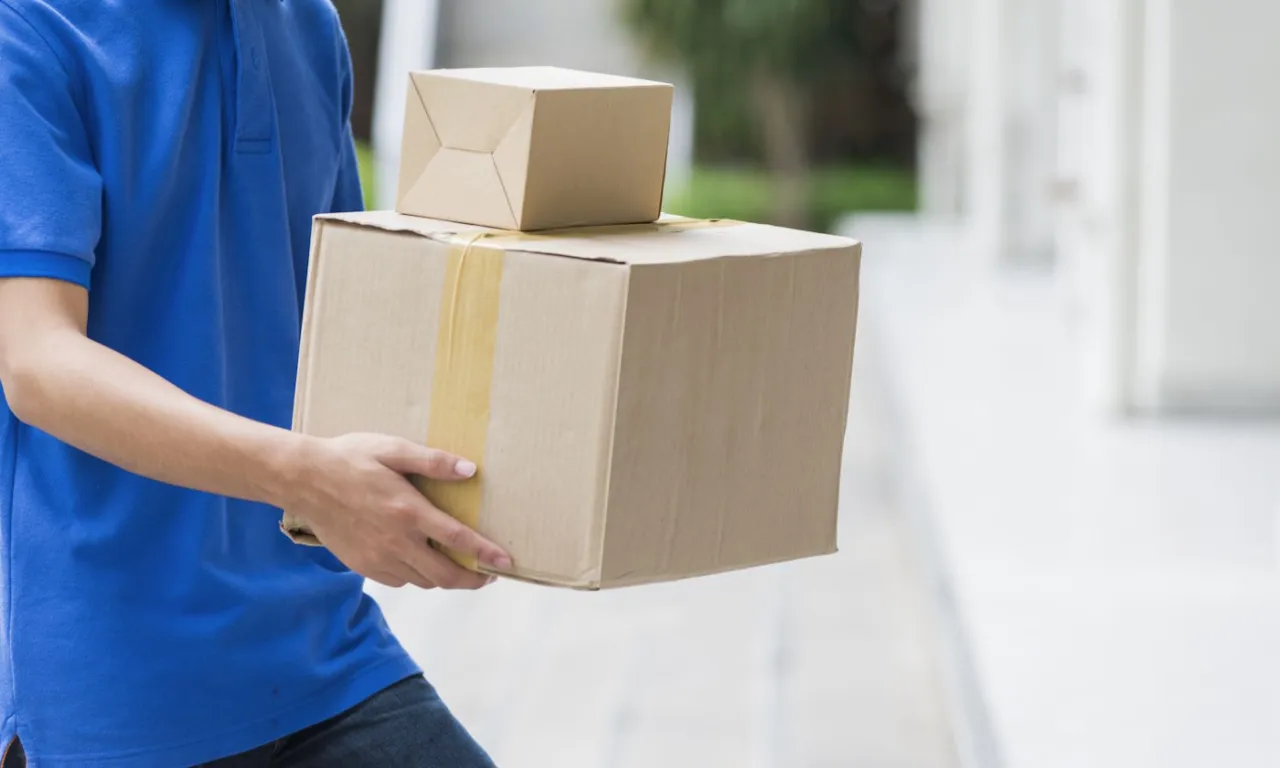 Co znaczy kurier pobranie i jak uniknąć oszustw przy płatności?