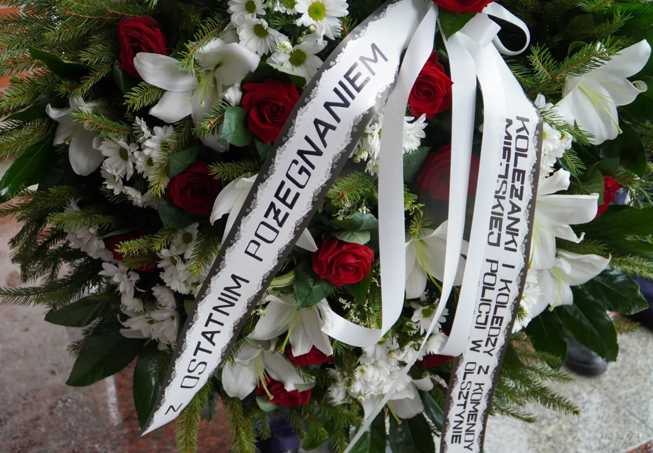 Szarfa pogrzebowa: Jak napisać godne pożegnanie?