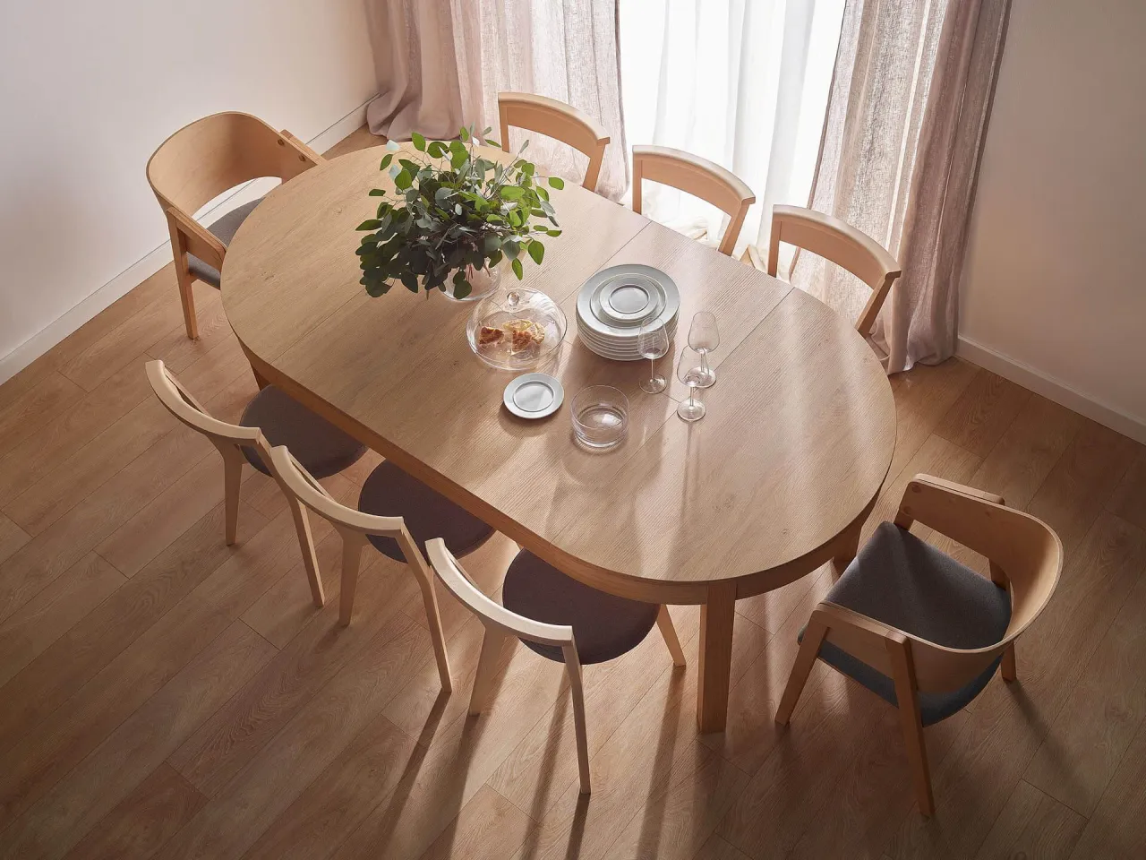 Ile cm na osobę przy stole? Sprawdź, by uniknąć dyskomfortu