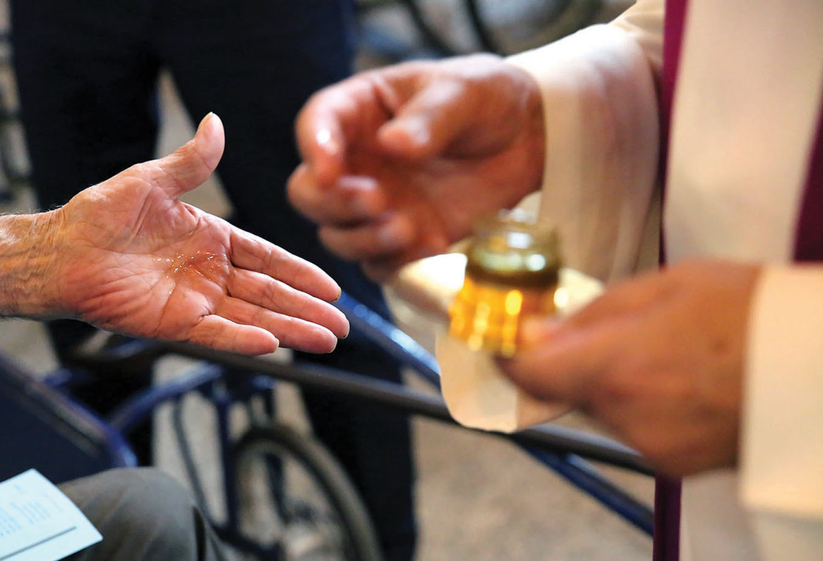 Namaszczenie chorych: Czy jest płatne? Ofiara "co łaska" i mity