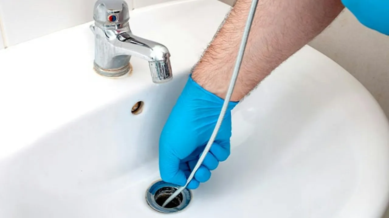 Jak odetkać mocno zatkany zlew w kuchni - skuteczne metody na zator