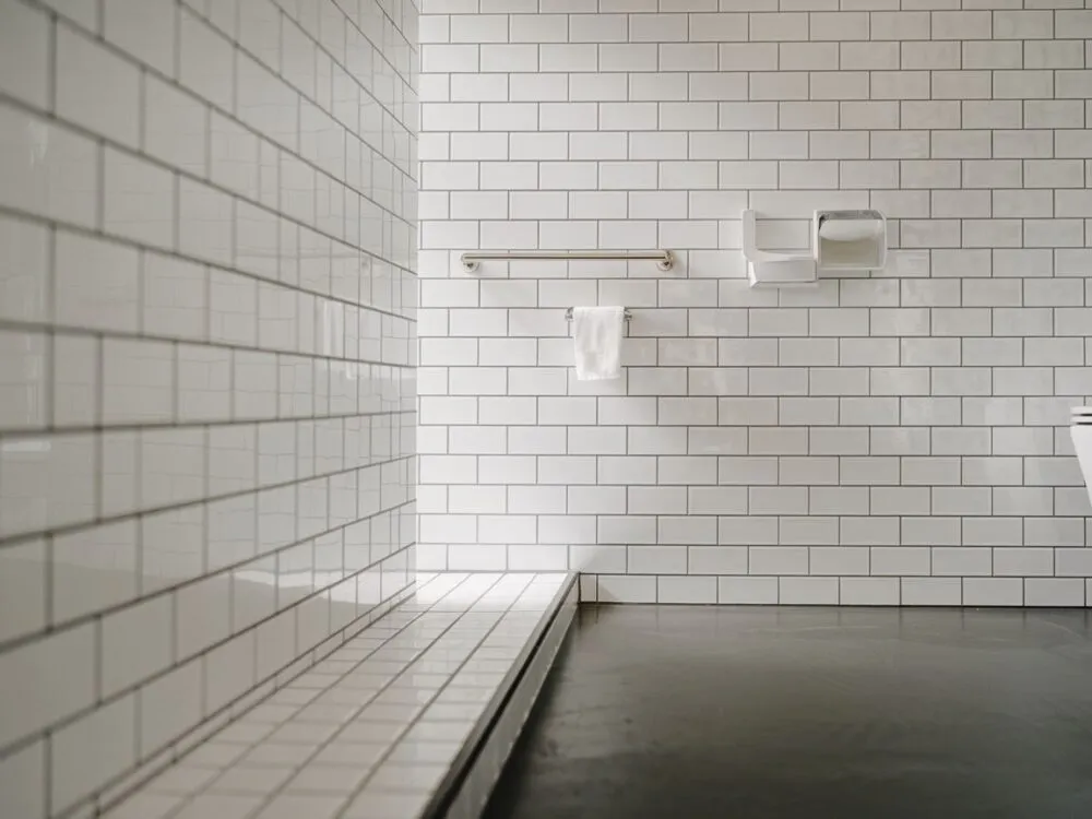 Jaka fuga do łazienki? Cementowa czy epoksydowa? Wybierz mądrze!