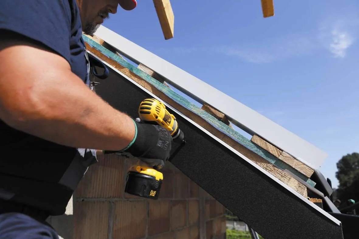 Deska wiatrownica: Jakie wymiary wybrać dla skutecznej ochrony?