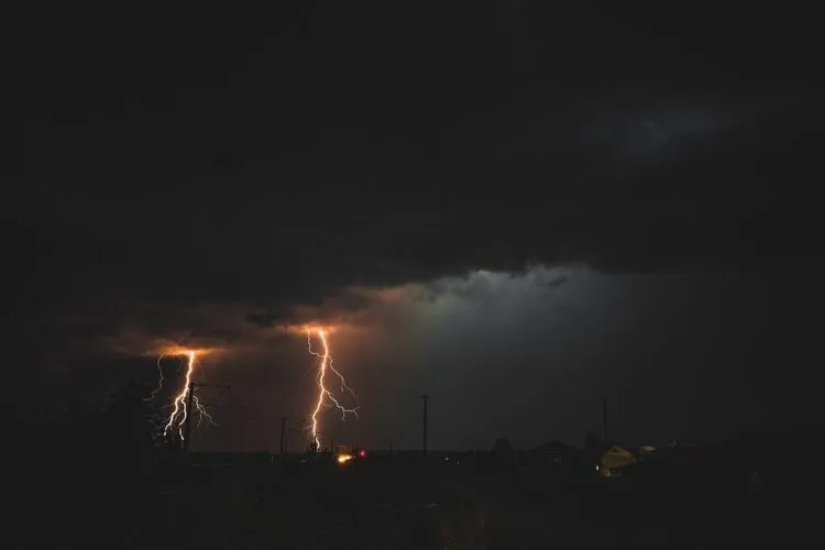 Czy w aucie jest bezpiecznie podczas burzy? Oto co musisz wiedzieć