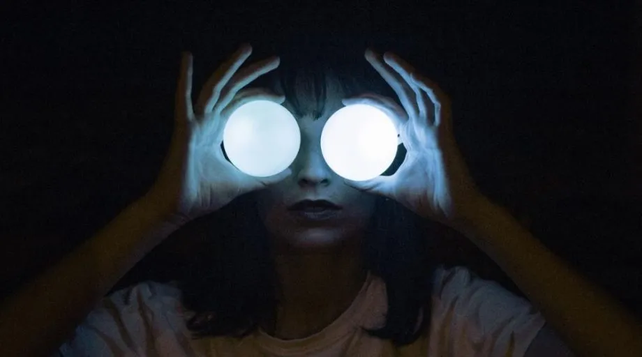 Czy latarka z telefonu może uszkodzić wzrok? Oto, co musisz wiedzieć