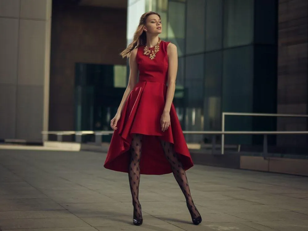 Jakie rajstopy do czerwonej sukienki? Oto najlepsze kombinacje, które zaskoczą