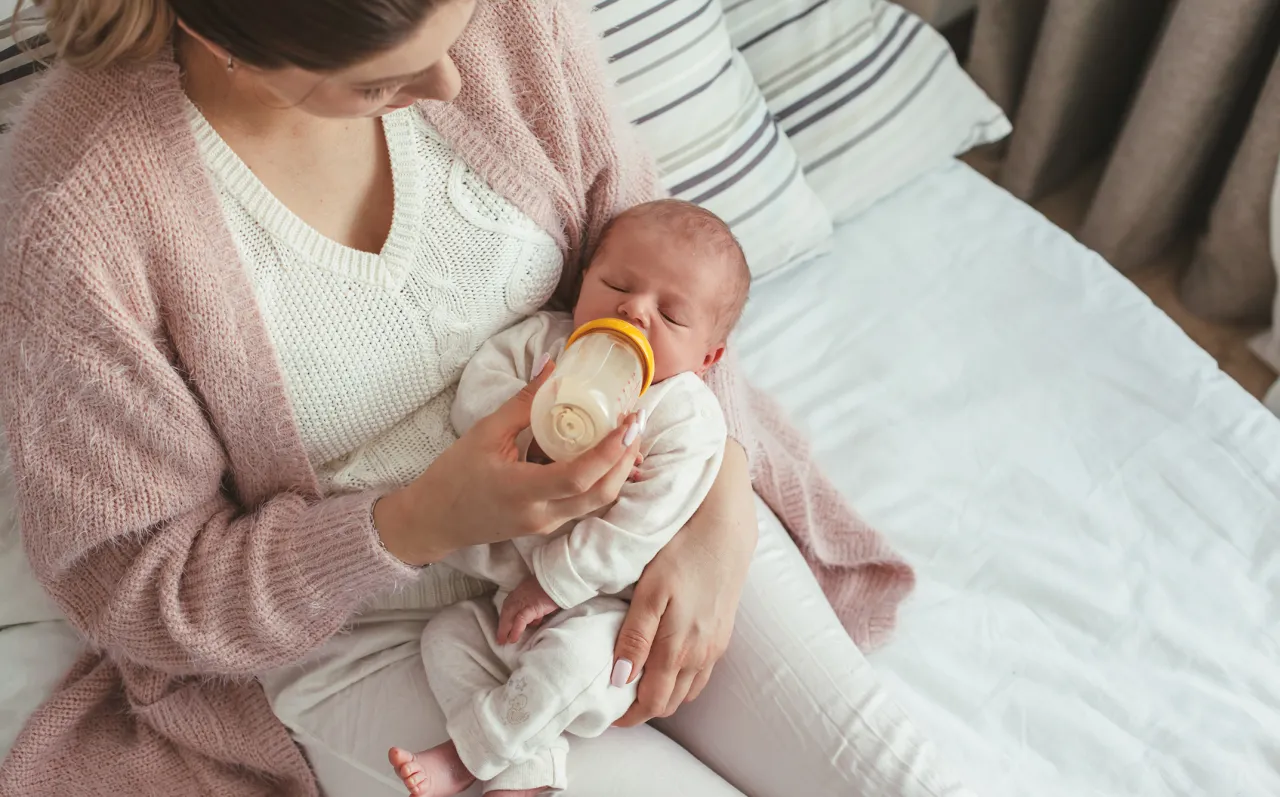 Jak trzymać dziecko do karmienia butelką, by uniknąć problemów z ssaniem