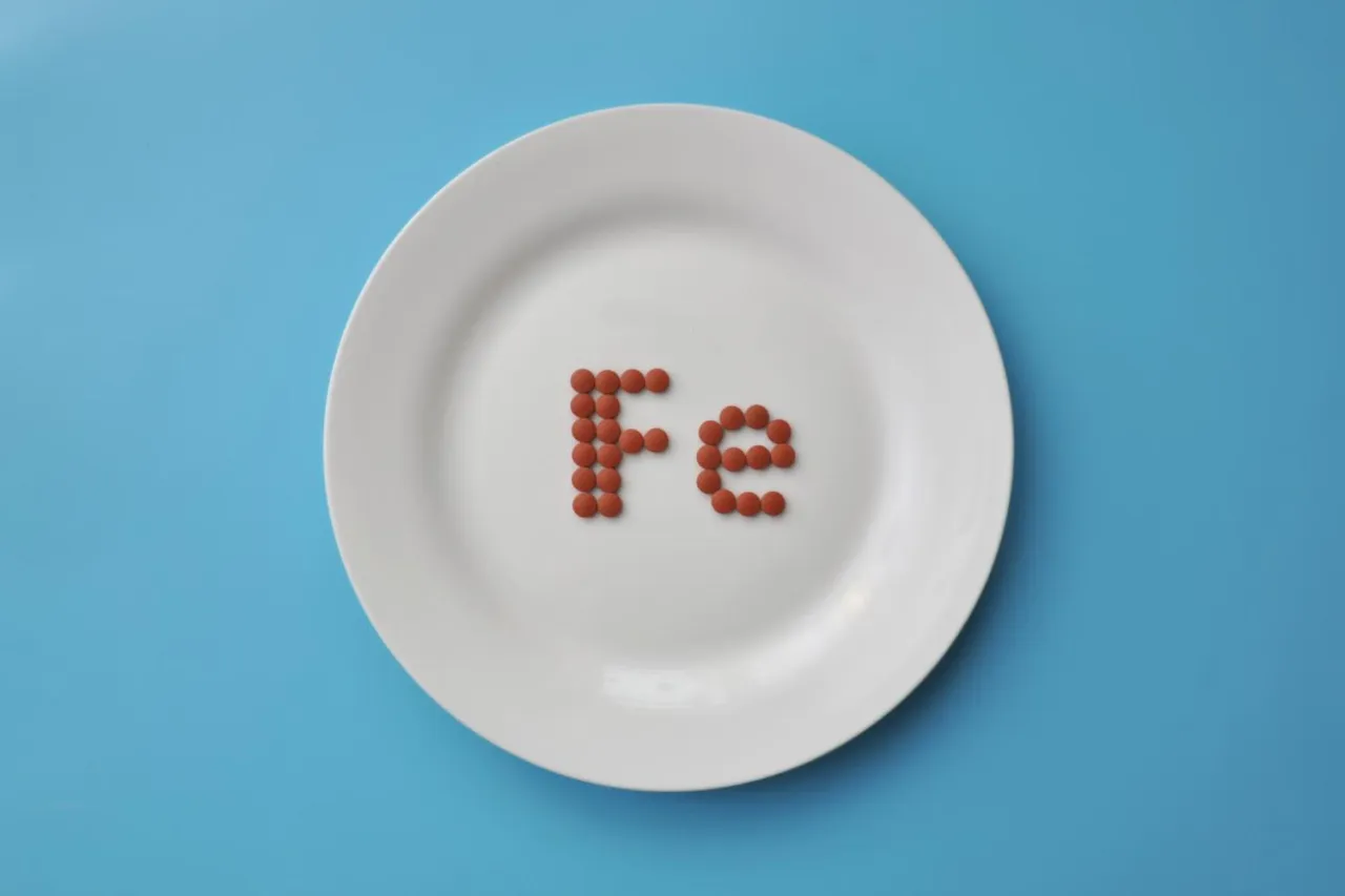 Objawy niedoboru żelaza: Jak je rozpoznać i uniknąć powikłań