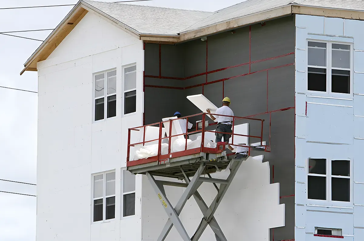 Ile za przyklejenie styropianu? Zaskakujące koszty i metody montażu