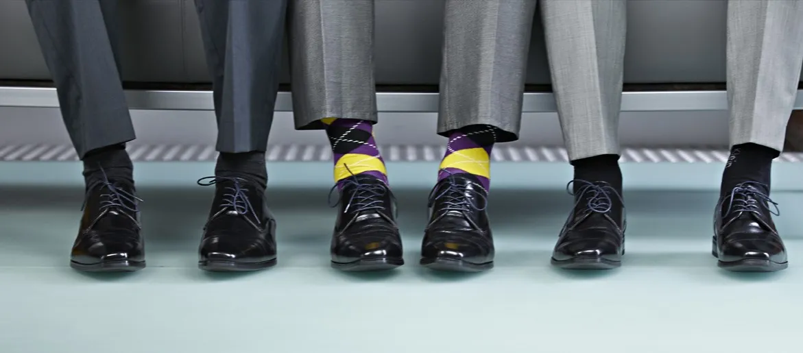 Jakie skarpetki do garnituru w kratę, aby uniknąć modowych wpadek?