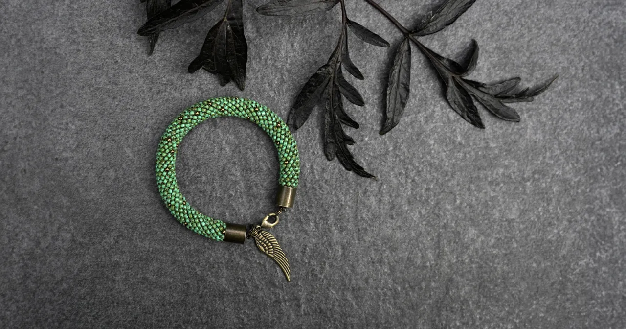 Zielona bransoletka co oznacza? Odkryj jej głębokie znaczenie i symbolikę
