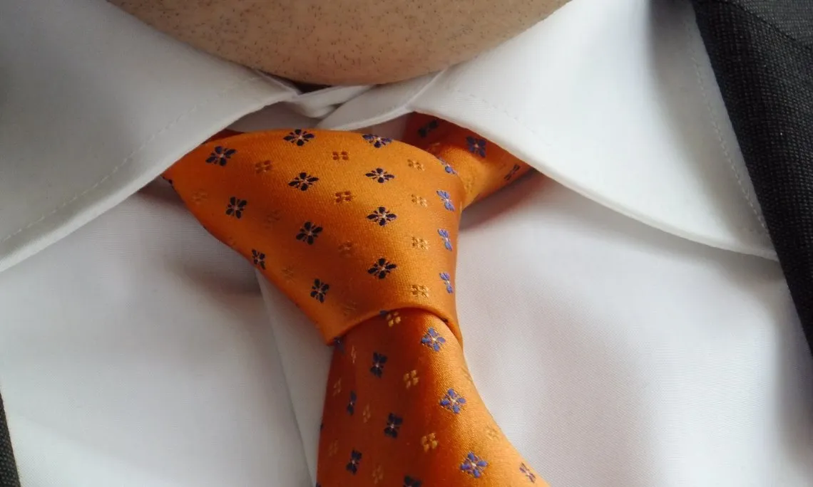Poznaj idealne połączenia pomarańczowego krawata z koszulą: 5 najlepszych rad