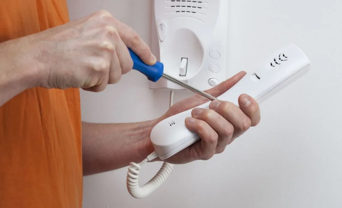 Podłącz domofon 2-żyłowy: Poradnik DIY krok po kroku. Czy dasz radę?