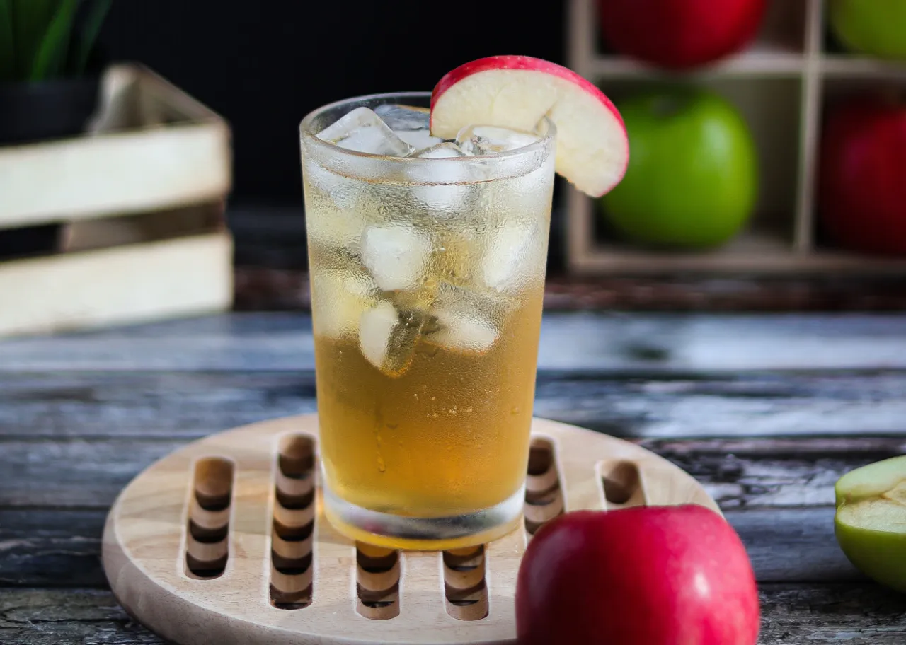 Najlepsze drinki z sokiem jabłkowym i wódką, które musisz spróbować