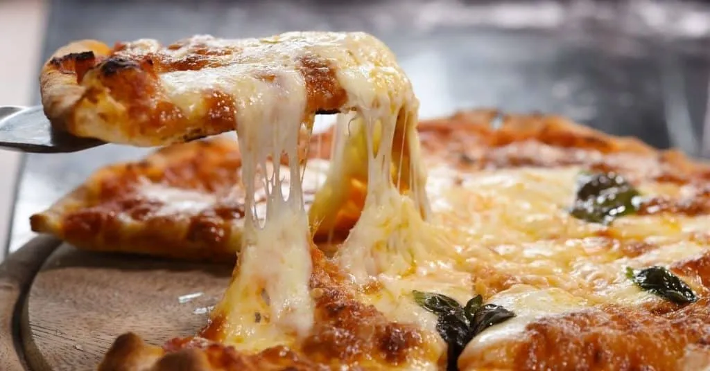 Jak odgrzać pizzę w mikrofali, by uniknąć gumowatego ciasta