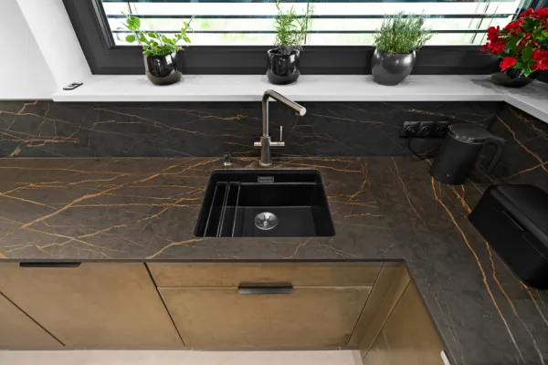 Blat kompozytowy czy konglomerat - co wybrać do kuchni i łazienki?