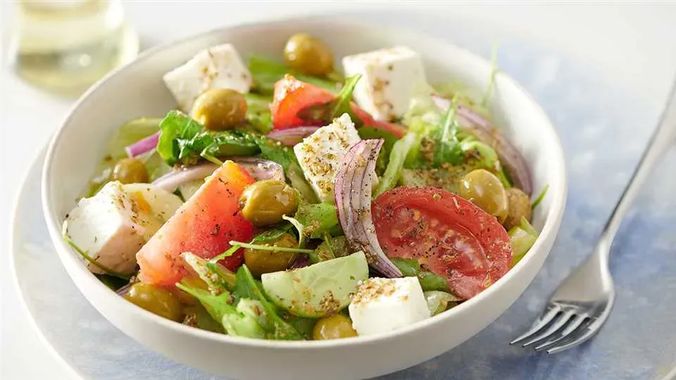 Co do sałatki greckiej? Odkryj przepisy i składniki, które zachwycą
