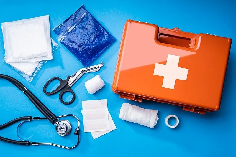 Co to jest apteczka pierwszej pomocy i co powinna zawierać?