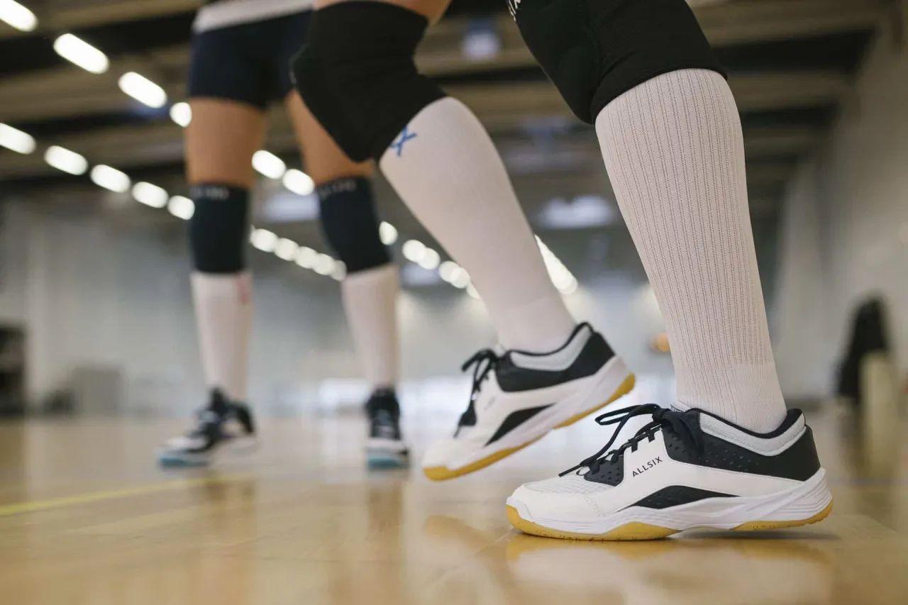 W jakich butach grają siatkarze? Odkryj kluczowe cechy obuwia