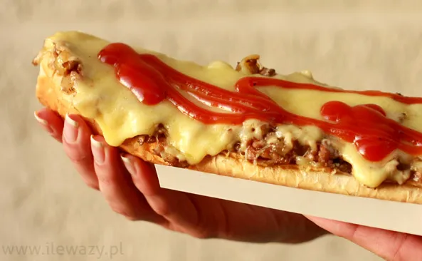 Zapiekanka z pieczarkami i serem: ile ma kcal? Sprawdź!