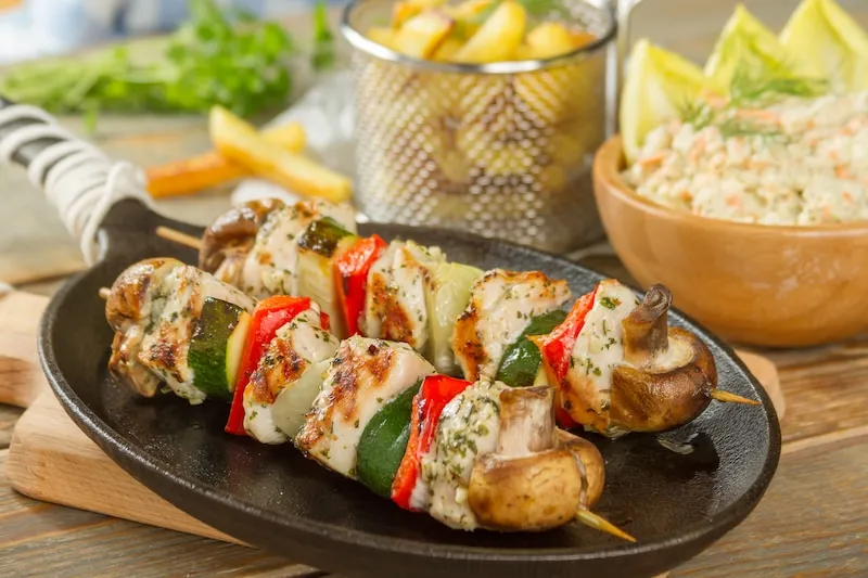 Szaszłyki z kurczaka z czym podawać – najlepsze pomysły na dodatki