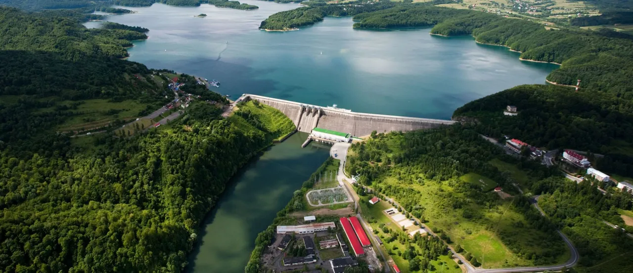 Bieszczady jezioro solińskie - raj dla miłośników natury i rekreacji