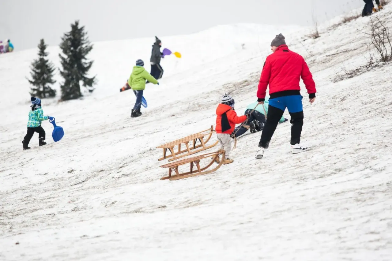 Gdzie znaleźć najlepszą górkę na sanki dla dzieci w Polsce? Rady