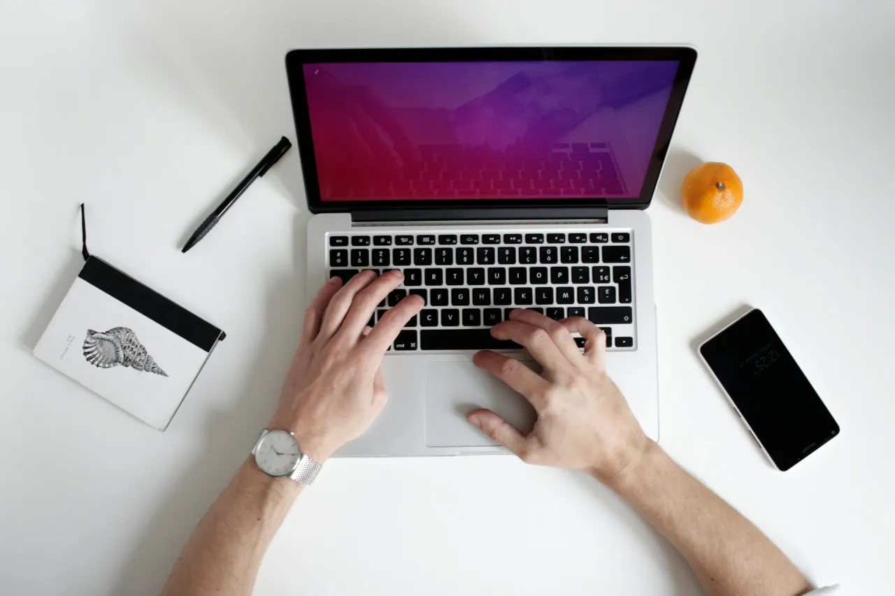Najlepsze laptopy do pracy zdalnej 2026: Ranking i testy baterii