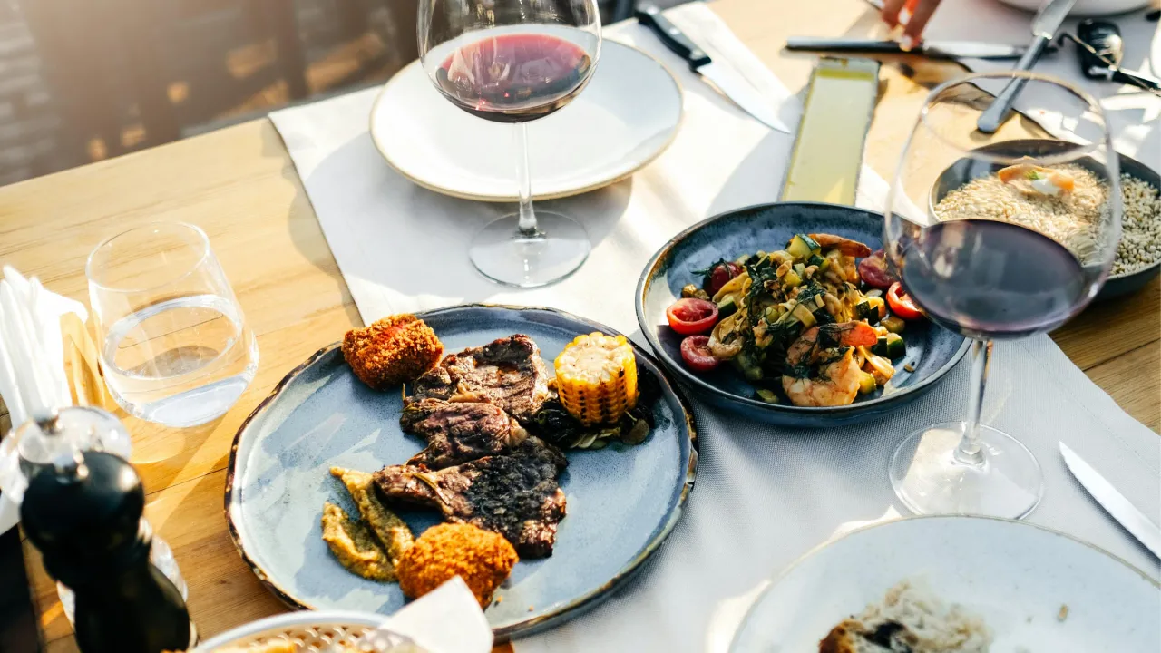 Jak udekorować stół na grilla, aby zachwycić gości i stworzyć atmosferę