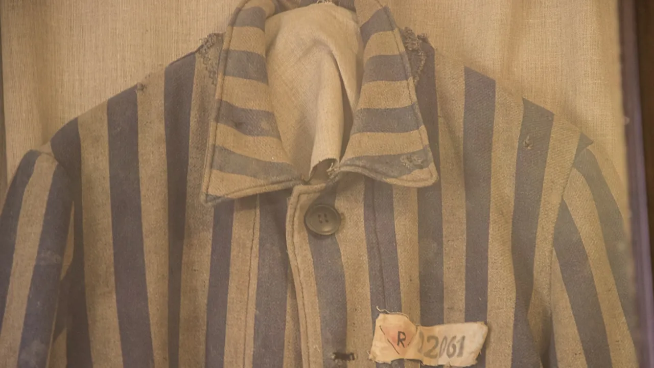 Tabu miesiączki w Auschwitz: Jak kobiety walczyły o godność?