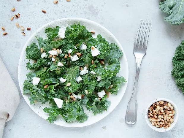 Jak zrobić sałatkę z jarmżu, która zachwyci Twoje kubki smakowe