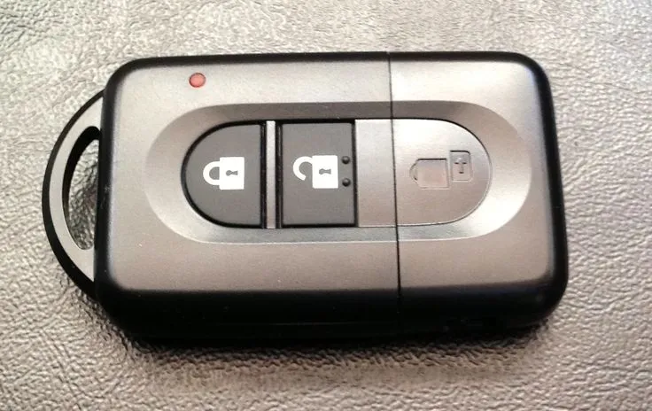 Jak otworzyć Nissan Micra K12 kluczykiem, gdy pilot nie działa