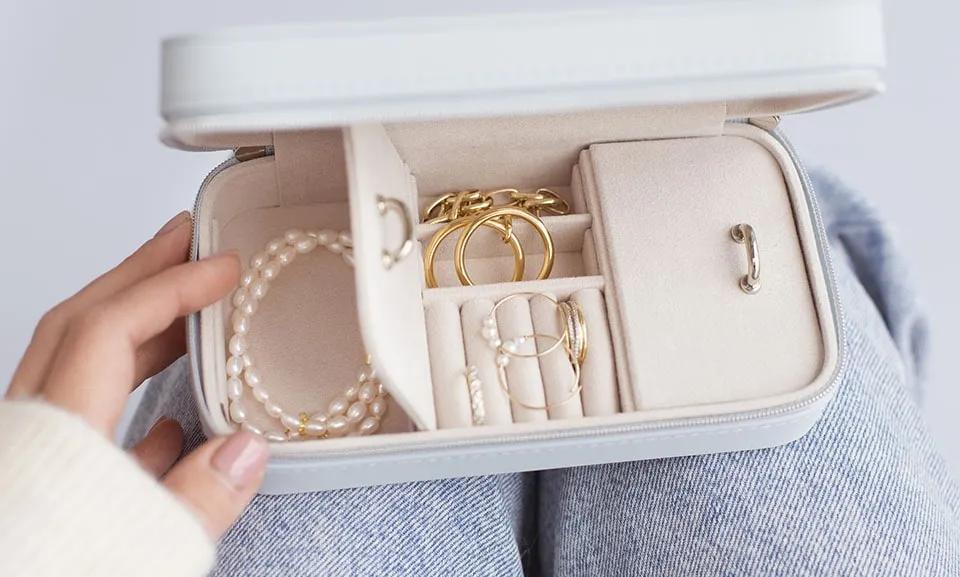 Jak przechowywać biżuterię, by uniknąć uszkodzeń i zachować blask