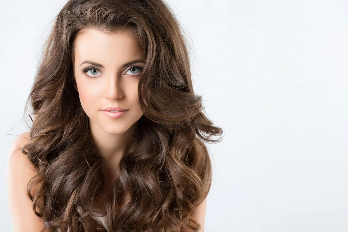 Fryzury dla pociągłej twarzy: Skróć i poszerz galeria inspiracji