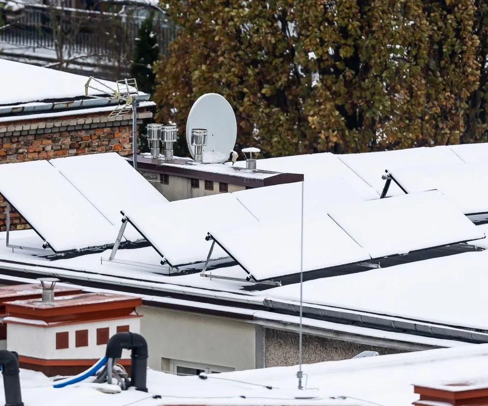 Jak usunąć śnieg z dachu bez ryzyka uszkodzeń i zagrożeń