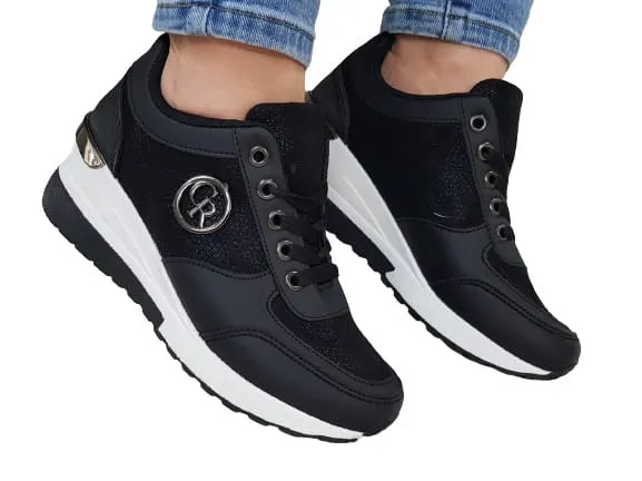 Buty sportowe na koturnie – co to za obuwie i jak je nosić?