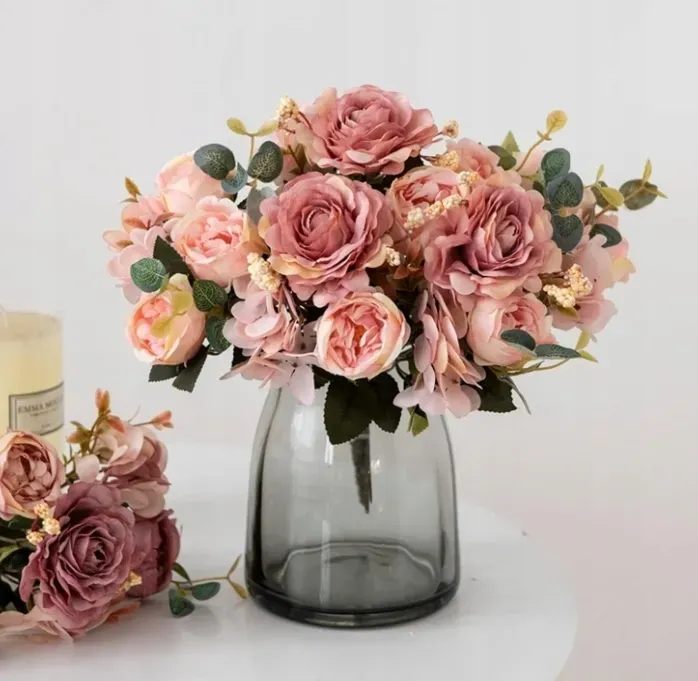 Sztuczne kwiaty jak prawdziwe – piękne dekoracje bez trosk